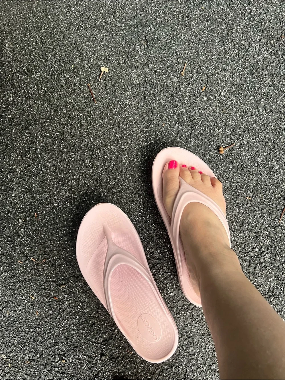 OOFOS Women's OOlala Sandals in Pale Pink